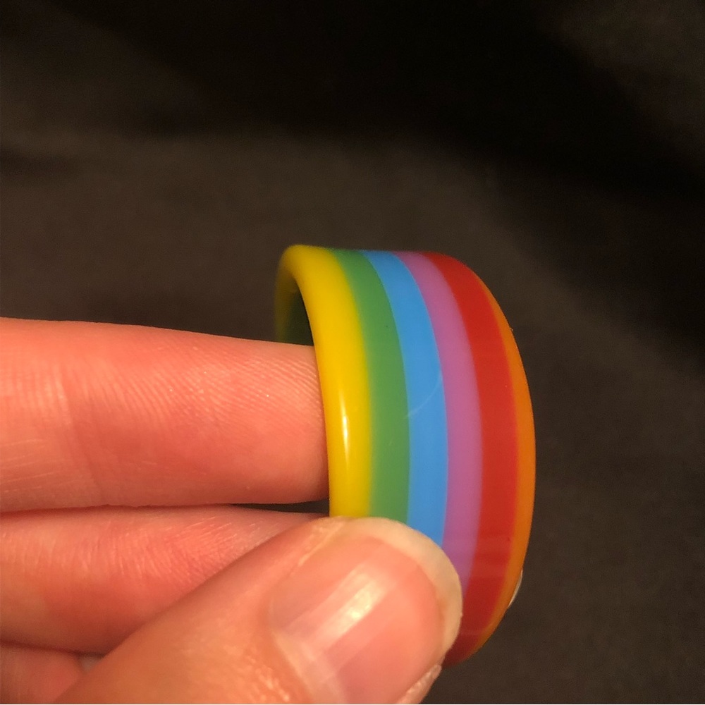 VINTAGE! Plastic rainbow hoop earrings - Picture 5 of 7